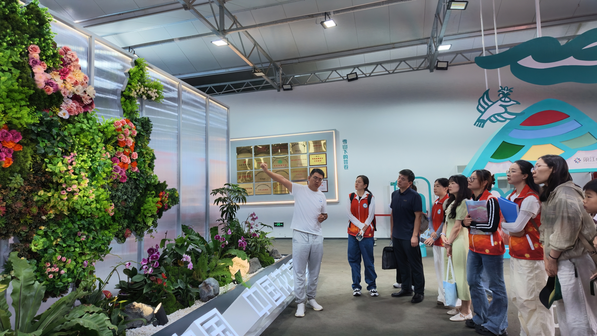 图21丽江小分队走进现代花卉产业园 图21丽江小分队走进现代花卉产业园
