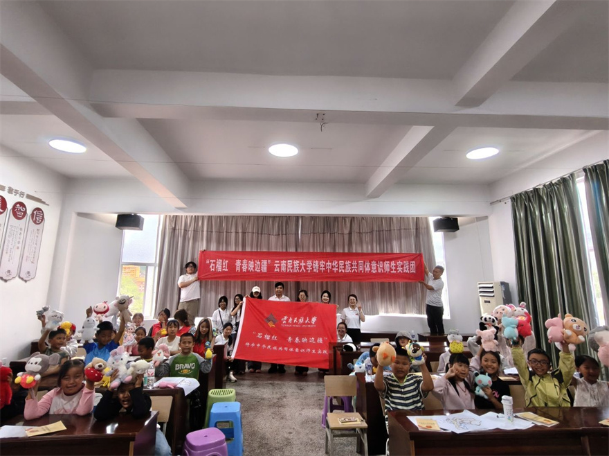 图24沧源班洪班老乡小分队普法课堂 图24沧源班洪班老乡小分队普法课堂