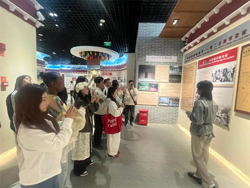 图25香格里拉小分队走进红色展馆 图25香格里拉小分队走进红色展馆