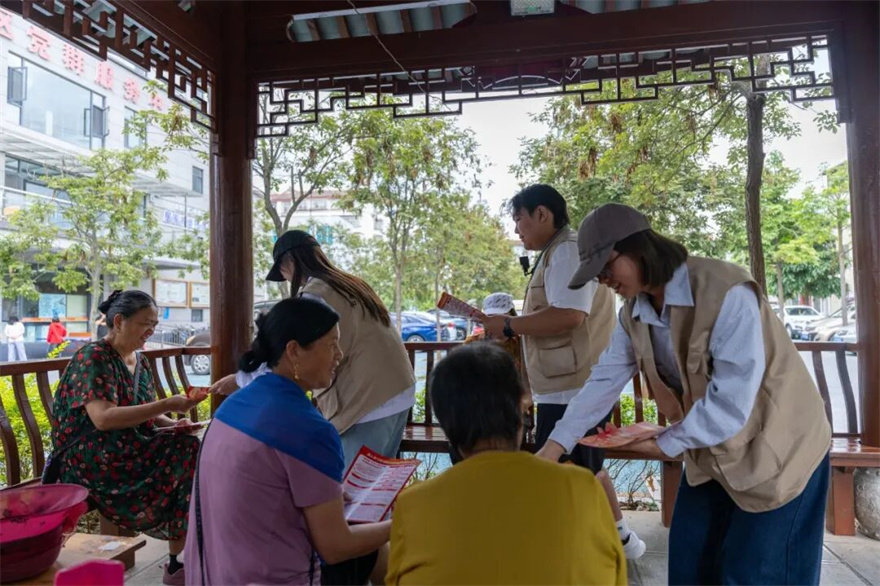 图26玉溪团成员为当地社区居民开展《中华人民共和国民族团结进步促进法》普法宣传 图26玉溪团成员为当地社区居民开展《中华人民共和国民族团结进步促进法》普法宣传