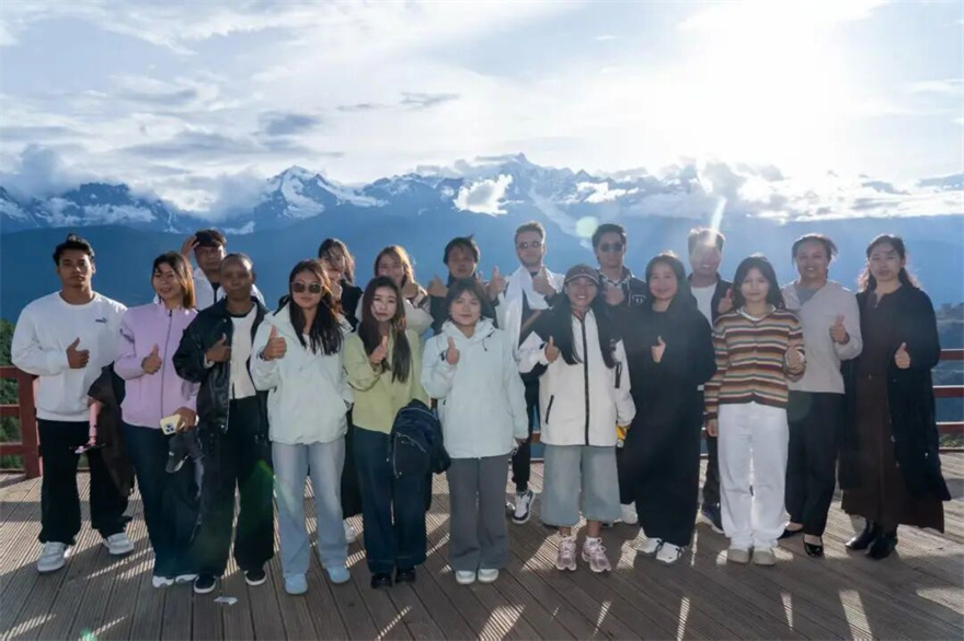 图27香格里拉小分队雪山观景台合影 图27香格里拉小分队雪山观景台合影