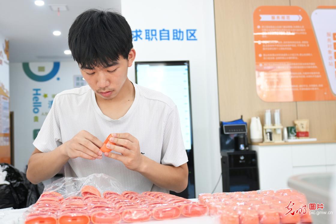 【职引未来】各地聚力攻坚 护航高校毕业生走稳就业路 【职引未来】各地聚力攻坚 护航高校毕业生走稳就业路