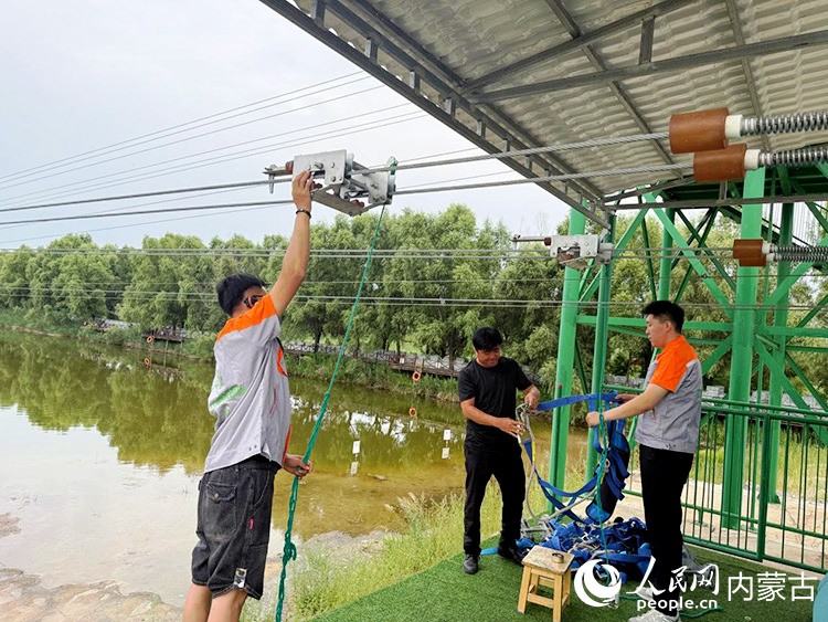 张振东(右)和发小一起调试设备。人民网记者 孟佳澍摄 张振东(右)和发小一起调试设备。人民网记者 孟佳澍摄