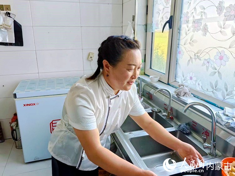 玉荣在景区餐饮店后厨忙碌着。人民网记者 富丽娟摄 玉荣在景区餐饮店后厨忙碌着。人民网记者 富丽娟摄
