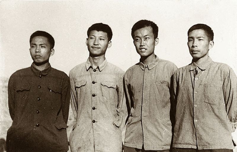 1973年，习近平和其他三位北京知青（图片来自《习近平的七年知青岁月》）