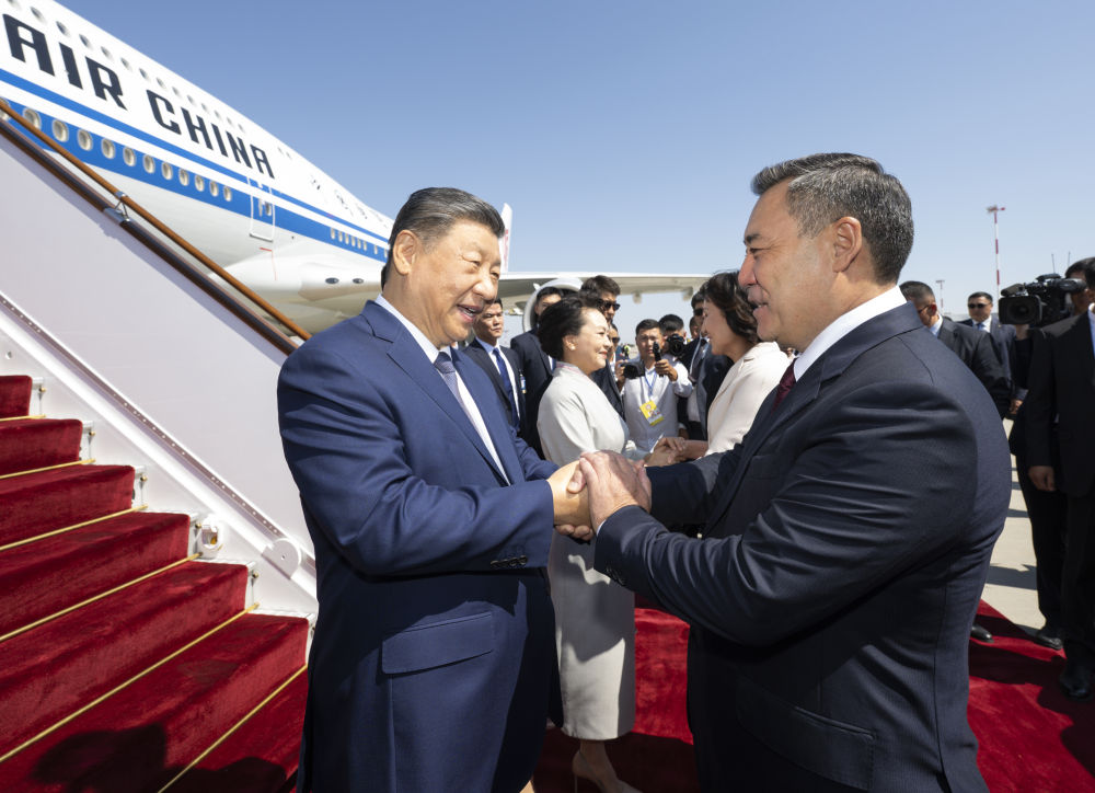 当地时间8月30日下午,国家主席习近平乘专机抵达比什凯克,应吉尔吉斯斯坦总统扎帕罗夫邀请,出席2026年上海合作组织峰会并对吉尔吉斯斯坦进行国事访问。习近平和夫人彭丽媛抵达比什凯克玛纳斯国际机场时,扎帕罗夫总统夫妇热情迎接。新华社记者 谢环驰 摄 当地时间8月30日下午,国家主席习近平乘专机抵达比什凯克,应吉尔吉斯斯坦总统扎帕罗夫邀请,出席2026年上海合作组织峰会并对吉尔吉斯斯坦进行国事访问。习近平和夫人彭丽媛抵达比什凯克玛纳斯国际机场时,扎帕罗夫总统夫妇热情迎接。新华社记者 谢环驰 摄