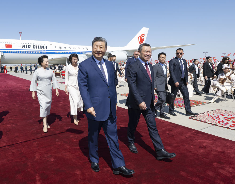 当地时间8月30日下午,国家主席习近平乘专机抵达比什凯克,应吉尔吉斯斯坦总统扎帕罗夫邀请,出席2026年上海合作组织峰会并对吉尔吉斯斯坦进行国事访问。习近平和夫人彭丽媛抵达比什凯克玛纳斯国际机场时,扎帕罗夫总统夫妇热情迎接。新华社记者 谢环驰 摄1 当地时间8月30日下午,国家主席习近平乘专机抵达比什凯克,应吉尔吉斯斯坦总统扎帕罗夫邀请,出席2026年上海合作组织峰会并对吉尔吉斯斯坦进行国事访问。习近平和夫人彭丽媛抵达比什凯克玛纳斯国际机场时,扎帕罗夫总统夫妇热情迎接。新华社记者 谢环驰 摄1