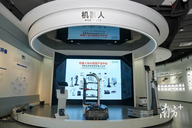 奥比中光以超70%的市占率稳居中国服务机器人3D视觉领域首位。 奥比中光以超70%的市占率稳居中国服务机器人3D视觉领域首位。