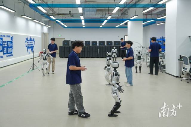 乐聚工程师在测试人形机器人。 乐聚工程师在测试人形机器人。