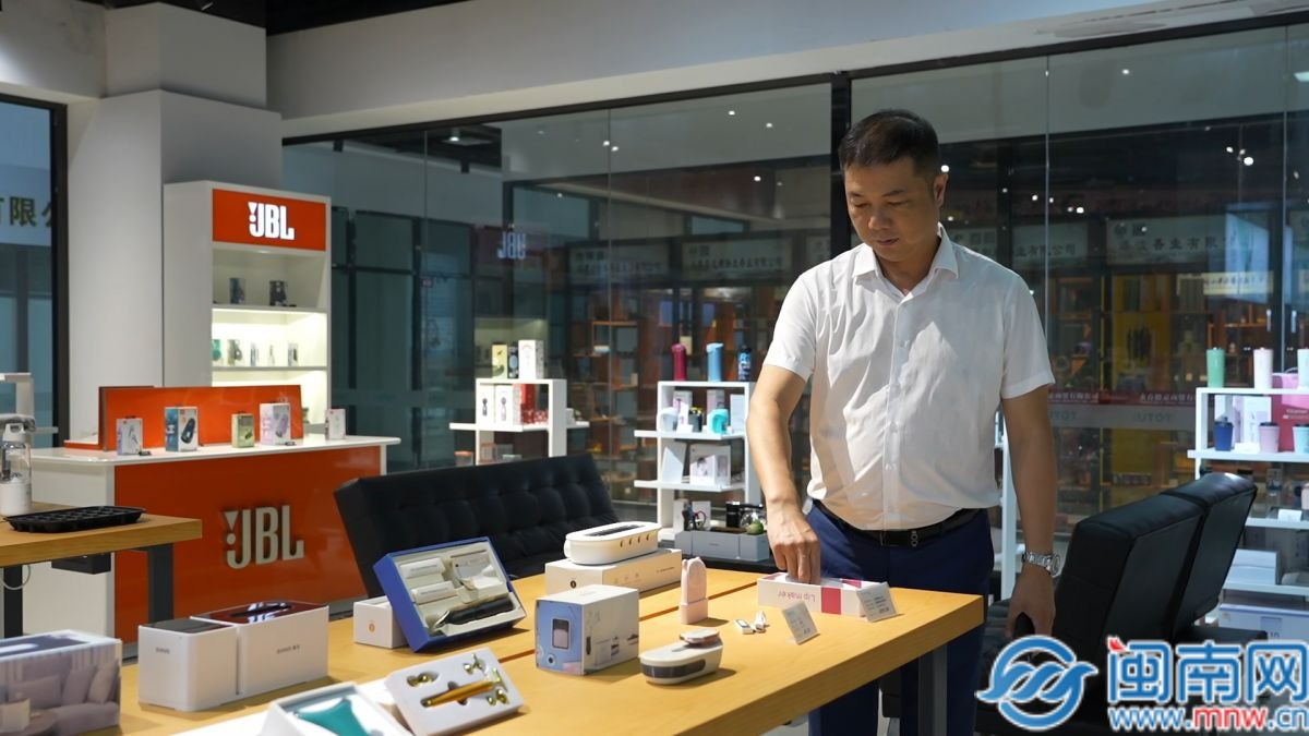 蔡经锋实地了解跨境商品选品。打造一站式供应链服务,让跨境贸易更简单
