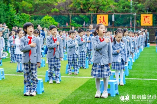 分数之上 驰向热爱 海青外国语实验学校举行2026年秋季国防教育专题报告会暨开学典礼