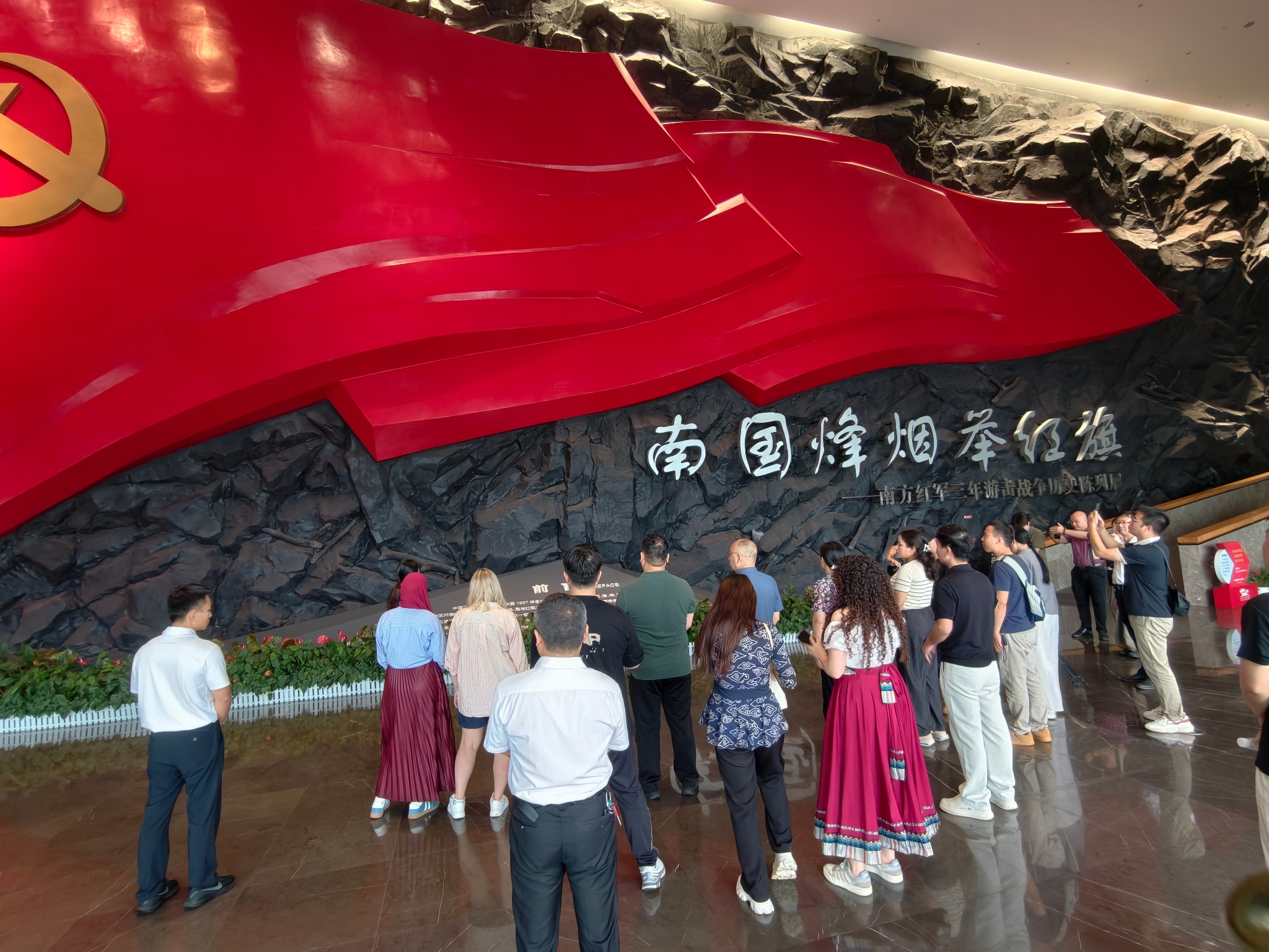 【2026打卡中国】“南国烽烟”未远 中外网红在赣南这座纪念馆里对话历史