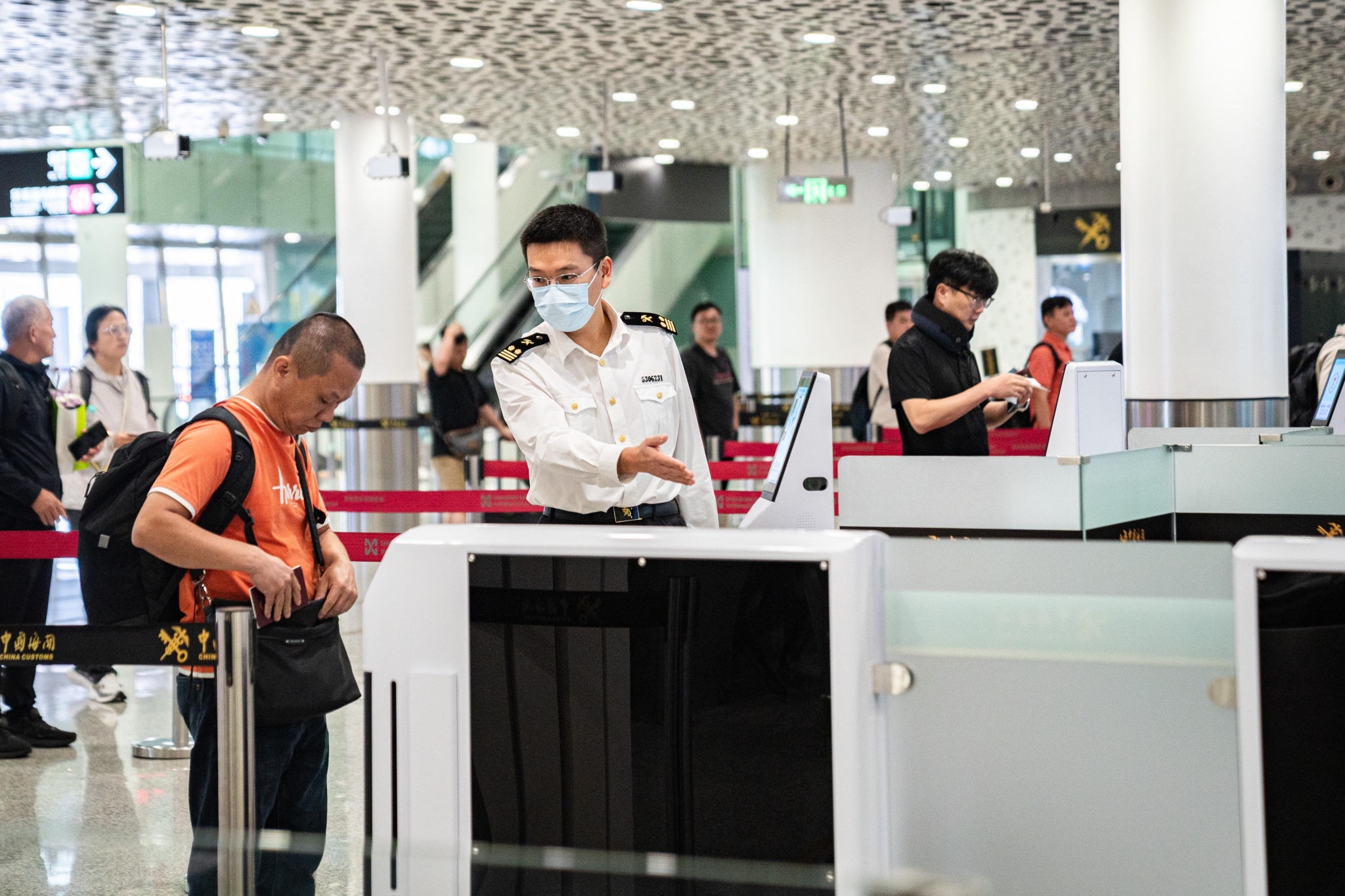 深圳海关关员指导旅客便捷通关。叶俊超摄