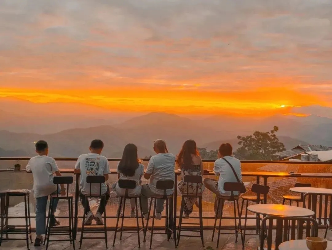 游客在茶空间露台驻足,看夕阳缓缓沉入远山。壹叶春观景民宿 叶春 供图