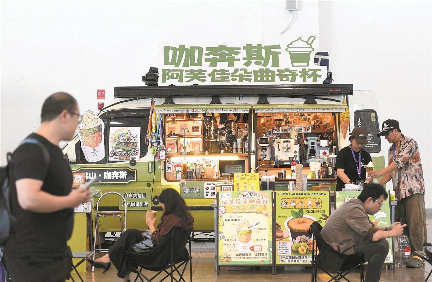 市民在咖啡展区品尝地道云南咖啡。 市民在咖啡展区品尝地道云南咖啡。