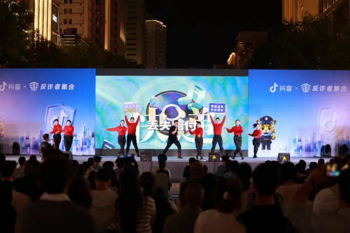 沉浸式反诈宣传走进昆明商圈 趣味科普筑牢群众安全防线