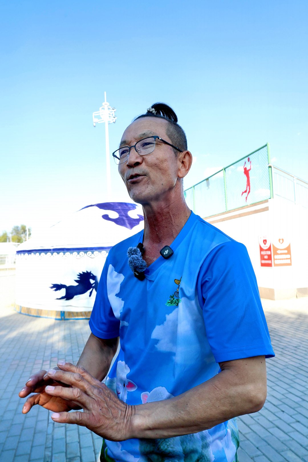 草原“村排”发起人马·呼格吉拉图接受记者采访。中青报·中青网记者石佳/摄