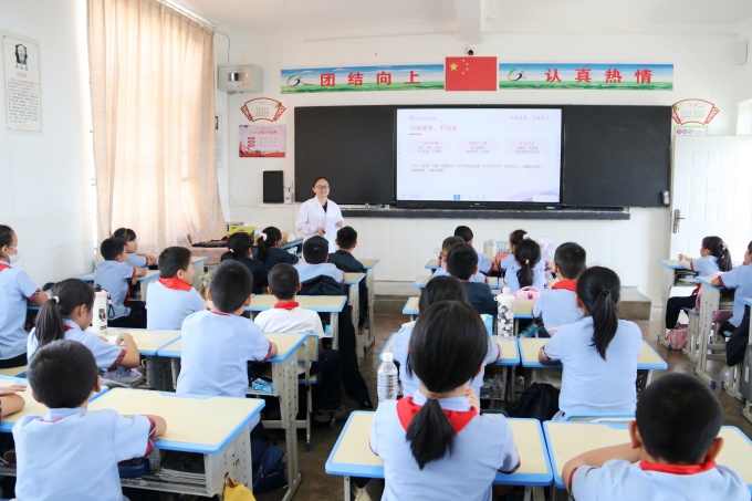 在祥城镇褚家小学,健康副校长、县妇幼保健院儿科主治医师周学娟围绕“六健”核心内容开展专题讲座 在祥城镇褚家小学,健康副校长、县妇幼保健院儿科主治医师周学娟围绕“六健”核心内容开展专题讲座