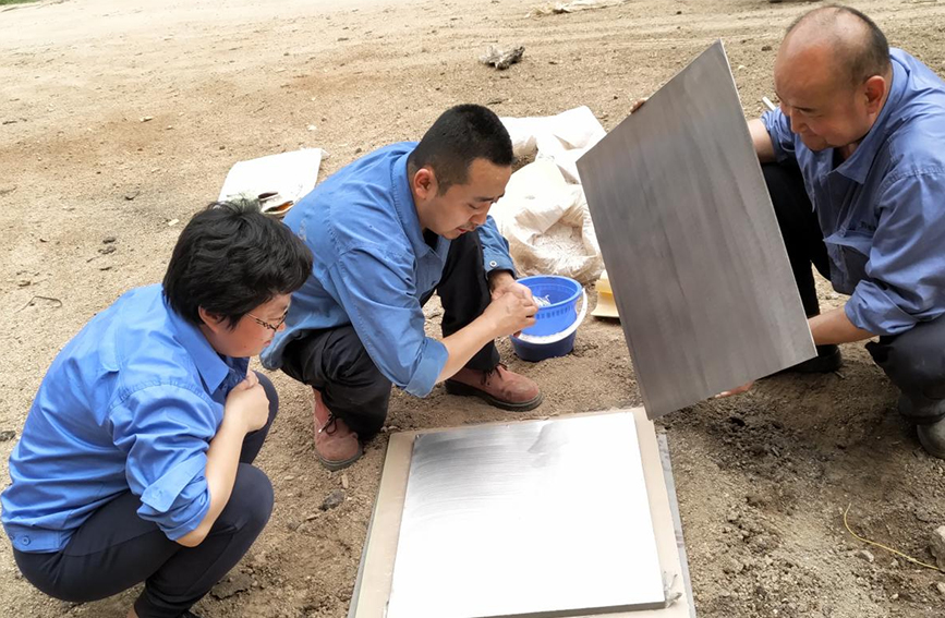 西安石油大学教授赵惠(左一)正在帮助企业开展新产品试制。受访者供图 西安石油大学教授赵惠(左一)正在帮助企业开展新产品试制。受访者供图