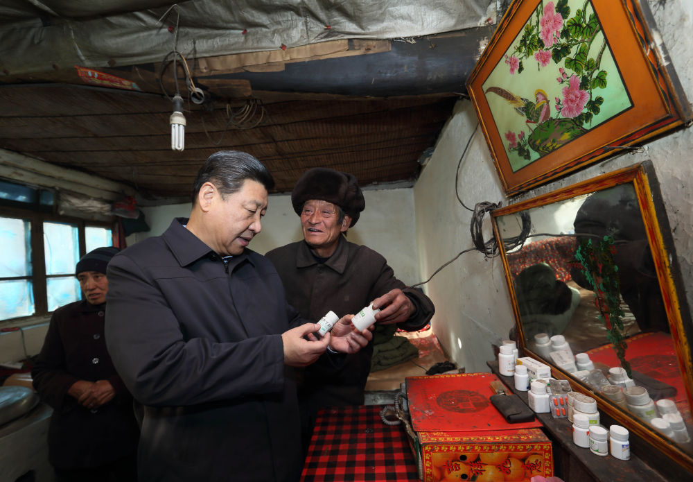 2012年12月30日,在河北阜平考察的习近平走进骆驼湾村贫困户唐荣斌家里。