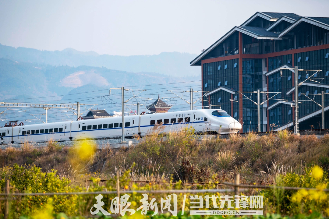 17901725387509.jpg 列车组在贵广高铁从江段行驶。吴德军 摄.jpg