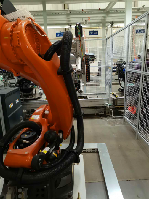 大量使用机器人的自动化车间1