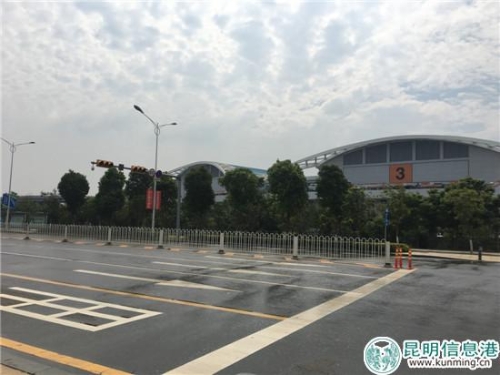 图1:经过“吸、冲、洗、扫、抑”等作业流程,场馆周边主要道路基本达到眼看无尘、手摸无灰的标准。 图1:经过“吸、冲、洗、扫、抑”等作业流程,场馆周边主要道路基本达到眼看无尘、手摸无灰的标准。