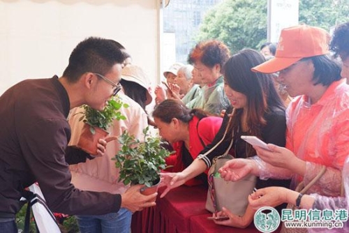 市民积极参与活动,领取鲜花。 市民积极参与活动,领取鲜花。