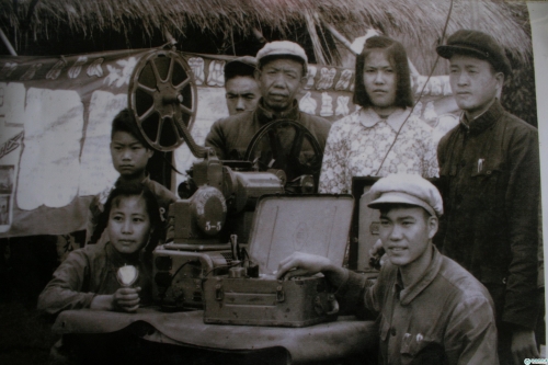 24.60年代电影队下乡