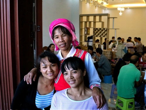 43.周波娜  18岁  18587395340《二街响水人家》组照04主人与自己两个女儿幸福的合影。