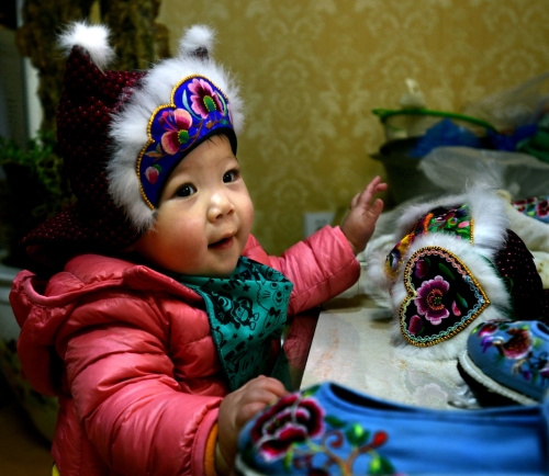 44.周明清 57岁  电话；13888386372《80岁刺绣老人》组照02各种样式应有尽有。