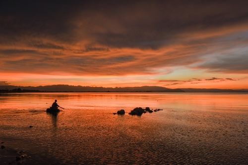 45.作品名称：《水天一色》 作者：杨继武  电话：13708470568  拍摄时间：2017年6月13日  拍摄地点：晋宁沙滩公园 该片纪录了晋宁沙滩公园的晚霞场景，该片只对亮度、对比度及饱和度进