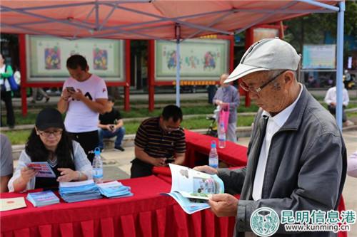 工作人员向市民发放滇池治理保护宣传资料   供图