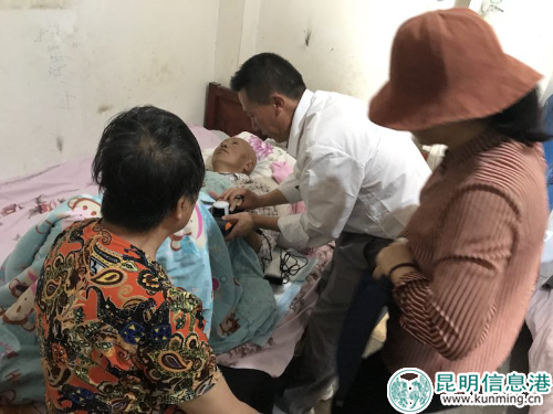 开展入户采集医保指纹录入工作