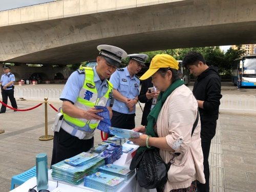 向市民宣传安全知识