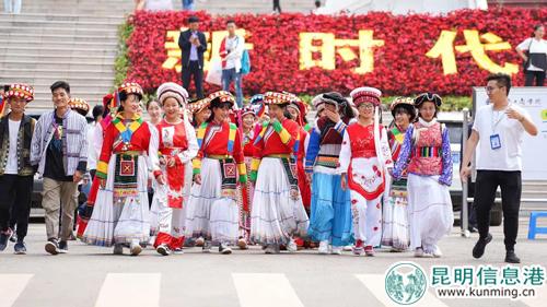 少数民族学子喜笑颜开 少数民族学子喜笑颜开