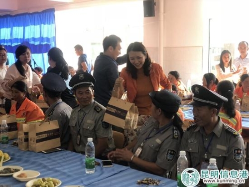 送上月饼等慰问品