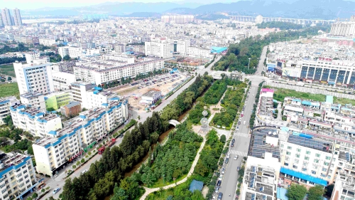 今年以来，嵩明县坚持以习近平新时代中国特色社会主义思想统揽各项工作，在省委省政府、市委市政府、新区党工委管委会的正确领导下，团结带领全县广大党员干部群众，凝聚奋进力量，决胜全面小康，加快推进宜居宜业新辅城建设，全县经济社会实现平稳健康发展。图为嵩明县城一景。