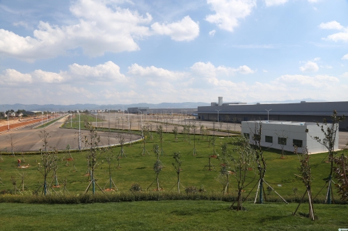 嵩明县致力结构优化，发展质量稳步提高。昆明新能源、东风云汽、江铃汽车、中汽中心高原实验室等项目建设全面加快，恒大阳光半岛、嵩明碧桂园、俊发空港城（二期）等项目稳步推进。图为嵩明杨林经开区建设中的新能源汽车项目。