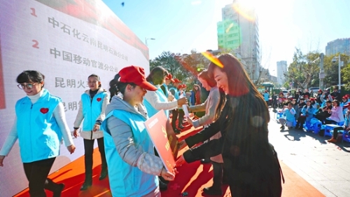 颁发党员先锋示范岗牌匾 颁发党员先锋示范岗牌匾