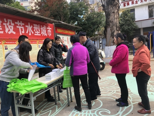 居民排队领取水龙头 居民排队领取水龙头