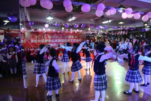 五里小学孩子登台表演 五里小学孩子登台表演