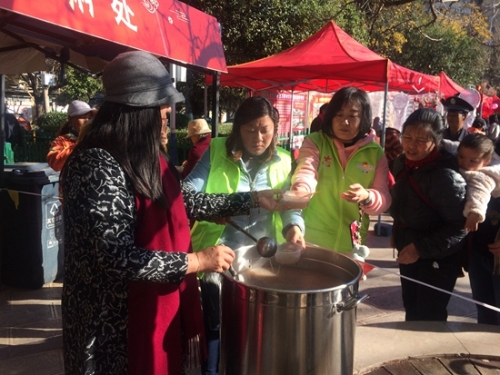 发放腊八粥 发放腊八粥