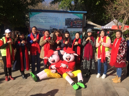 工作人员与“猪猪”合影 工作人员与“猪猪”合影