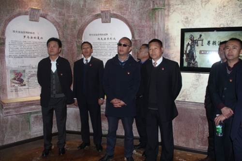 参观廉政展厅 参观廉政展厅