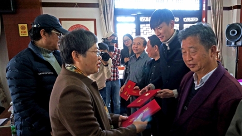 颁发文艺创作奖