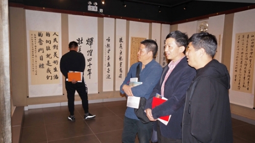 参观文艺作品展