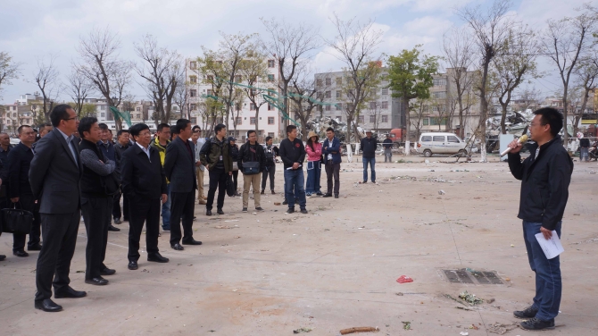 区领导现场听取矣六街道拆除情况汇报