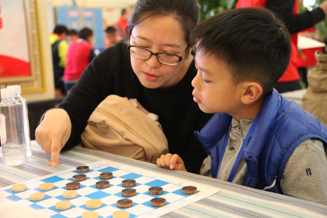 亲情陪伴 乐在棋中