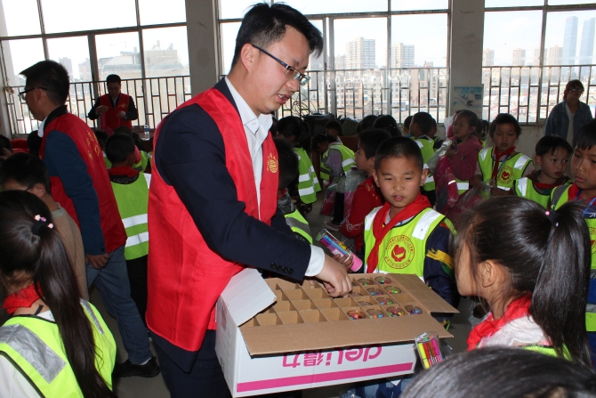 发放爱心学习用品1 发放爱心学习用品1